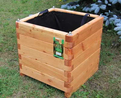 Produktbild von Pflanzkasten 70x70x68cm aus Lärche geschraubt mit Vlies, gerundeten Ecken und Griffen
