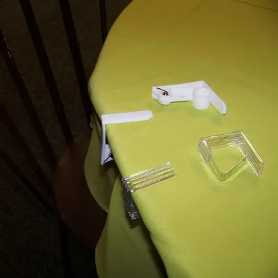 Image de 4 pinces transparentes pour nappe 4.6 x 4.3 cm