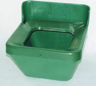 Image de Mangeoire en plastique Mangeoire murale pour chevaux 16 litres 34 cm de large