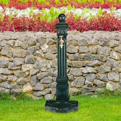 Produktbild von Robuste antike Brunnensäule dunkelgrün mit Wasserhahn und Schlauchanschluss für den Garten