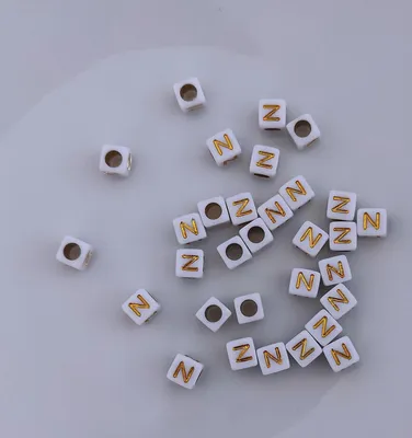 Image de Perles pour lettres, 30 pièces, 6x6 mm, blanches avec or, carrées, lettre N