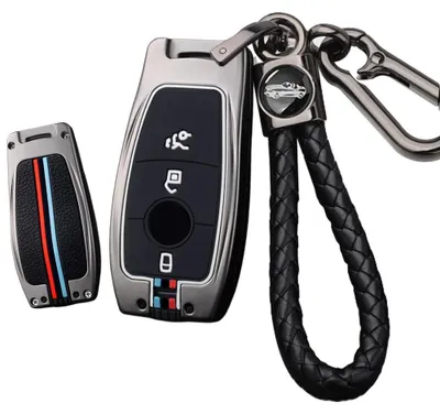 Zdjęcie produktu dla Etui na klucze samochodowe Mercedes-Benz, czarne, z breloczkiem, przeznaczone do 3 kluczy
