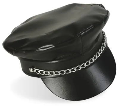 Retro Biker Kappe aus schwarzem Kunstleder mit glänzendem Schild und dekorativer Metallkette in Nahaufnahme.