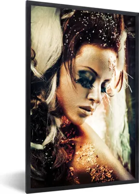 Produktbild von MuchoWow® MuchoWow® Gerahmtes Poster Frau - Gold - Make-up 40x60 cm - Poster mit zchwarzem Bilderrahmen - Papierdruck - Wandbilder