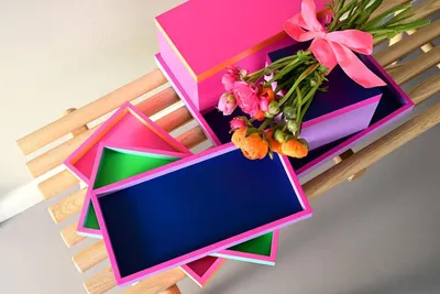 Produktbild von Rechteckiges Tablett „Neo“ in Gelb und Rosa (29,9 x 2 x 14,9 cm)
