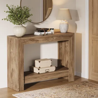 Zdjęcie produktu dla Stolik konsolowy o wysokości 105 cm, w stylu rustykalnym, idealny jako stolik pomocniczy za kanapą, z otwartymi półkami do salonu (wykończenie: naturalne)