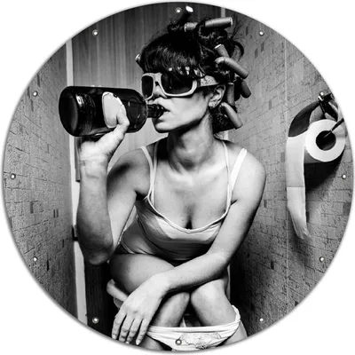 Produktbild von Wallario rundes Outdoor-Poster für Garten oder Balkon, Motiv Kloparty - Sexy Frau auf Toilette mit Weinflasche, 120 cm Durchmesser