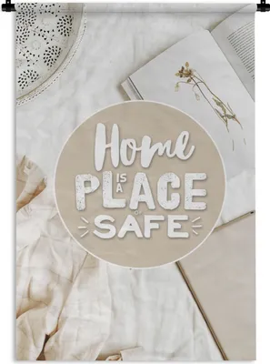Produktbild von MuchoWow® Wandteppich Wandbehang Sprichwörter - 'Das Zuhause ist ein Ort der Sicherheit' - Zitate 90x135 cm Tapisserie Dekoration Wandtuch - Baumwolle - Wandskulptur