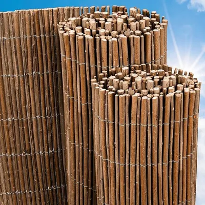 Imagen del producto de Pantalla de protección para valla de jardín, hecha de sauce. Montaje de valla de sauce