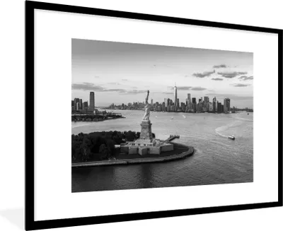 Produktbild von MuchoWow® MuchoWow® Gerahmtes Poster New York - Freiheitsstatue - Skyline - Schwarz - Weiß 90x60 cm - Poster mit zchwarzem Bilderrahmen - Wanddekoration - Fotos