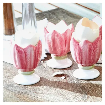 Produktbild von Eierbecher Set mit 4 Stück, Tulpenform, handbemalt, Tischaccessoires, Osterbrunch, Ostertafel, Frühstückstisch, Tafelschmuck, Steingut, rosa