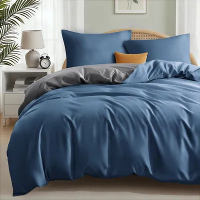 Zdjęcie produktu dla Komplet pościeli 240x260 cm, kolor granatowy. Składa się z: 1 poszewki na kołdrę i 2 poszewek na poduszki. Materiał: mikrofibra poliestrowa