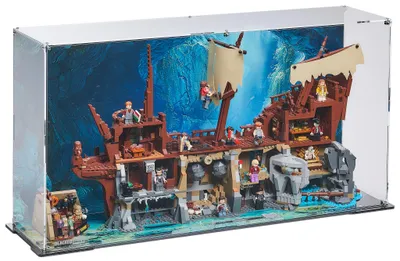 Produktbild von Blacked Brick Vitrine mit bedruckter Rückwand für LEGO® 21363 ICONS – Die Goonies
