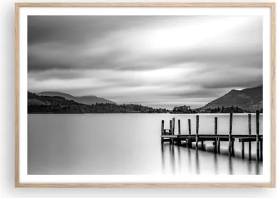Produktbild von Gerahmtes Poster - Rahmen in heller Eiche - Schwarzweiß Landschaft See - 100x70 cm - Wand Bild - Wanddeko - Wandbilder - Wandposter - Bilderrahmen - Bilder - Kunstdruck - Wandbild - P2NAA100x70-4321