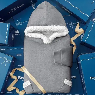 Produktbild von Unyqoos® Kuscheldecke mit Ärmeln & Kapuze – Oversize Damen‑Hoodie, Sherpa‑gefüttert, Flanell, Grau, XXL 95×83 cm