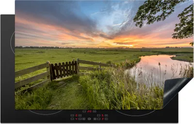 Produktbild von KitchenYeah© Herdabdeckplatte Friesland - Zaun - Landschaft , 85x52cm, Küche Deko, Glaskeramikkochfeld Herdabdeckung, Abdeckplatte fùr Kochfeld