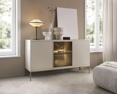 Produktbild von Kommode – Sideboard – Breite Kommode – Kommode mit 3 Türen – SENTO – K154 – Kaschmir – Push-to-open Funktion mit Glastür und LED-Beleuchtung