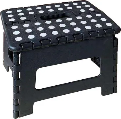 Produktbild von Kompakte, schwarze, einklappbare Fußstütze für Erwachsene, ideal für Badezimmer, Wohnzimmer, Schlafzimmer und Büro, Abmessungen 29 x 22 x 27 cm.