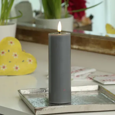 Produktbild von LED Stumpenkerze MIA - Echtwachs - realistische 3D Flamme - H: 15cm D: 5cm - Batterie - grau