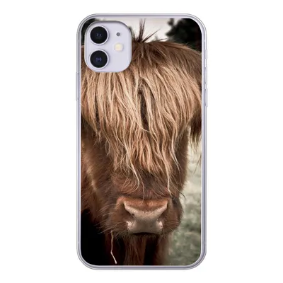 Produktbild von MuchoWow® Handyhülle Schutzhülle Hülle für iPhone 11 Schottischer Highlander - Baum - Gras Silikon Softcase Handy Hülle - Handytasche