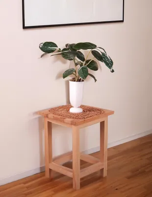 Produktbild von Blumenständer "MARCO" aus Massivholz in Kernbuche. Abmessungen (BxHxT) 30x40x30 cm