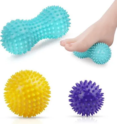 Imagen del producto de Conjunto de 3 bolas de masaje para puntos gatillo y fascia de la marca Unyqoos: 2 bolas tipo "erizo" de 9 cm y 7,5 cm de diámetro (amarillas/moradas) + 1 rodillo de masaje de 14,5 cm (azul), fabricadas en goma resistente, ideales para masajes en la espalda, piernas, pies y manos