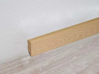 Produktbild von PROFI | 1 m | Naturholz Sockelleiste mit Fadenteilung, Dekorleiste für Wand und Decke, Holzleiste zur Wandgestaltung, 20 mm x 20 mm x 2400 mm