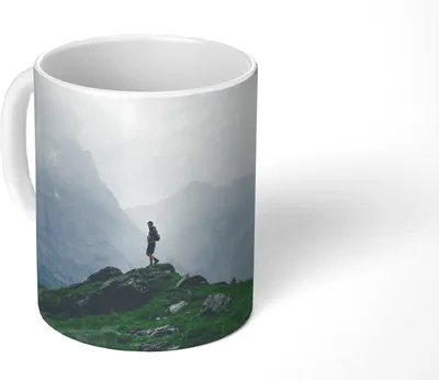 Produktbild von MuchoWow® Tasse Kaffeetasse Kaffeebecher 350 ml Einsamer Wanderer in den Schweizer Alpen Teetasse - Fototasse - Becher - Keramikbecher - Teebecher - Kaffeetasse - Bürotasse