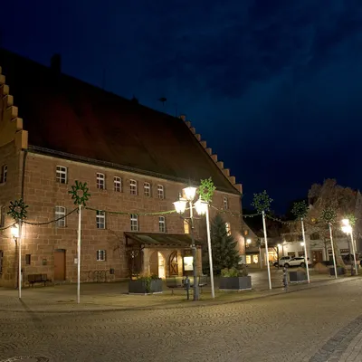 Produktbild von LED-Leuchtmittel mit klassischer NAV-Lichtfarbe von ca. 2.100 K. Es ersetzt HQL- und NAV-Lampen mit E27-Sockel und eignet sich für historische Beleuchtung.