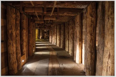 Produktbild von Wallario Wandbild Alter Tunnel in einer Salzmine in Polen, Größe: 61 x 91,50 cm, Poster mit weißem Aluminiumrahmen