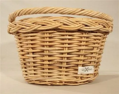 Zdjęcie produktu dla Wiklinowy kosz na kierownicę wokół dużej, naturalnej powierzchni