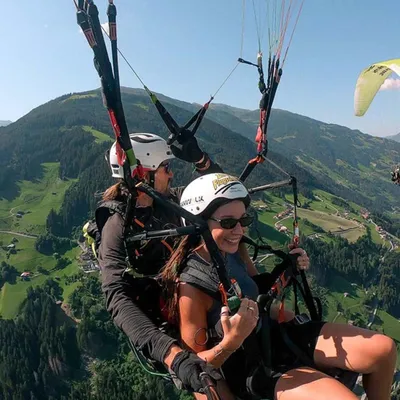Produktbild von Jochen Schweizer Pärchenflug mit 2 Gleitschirmen; Erlebnis verschenken oder selbst erleben; Gutschein gültig für 2 Personen