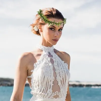 Obrázek produktu pro Čelenka s ozdobnými zelenými plastovými lístky, ideální jako ozdoba do vlasů pro nevěsty a pro fotografování
