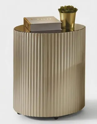 Image de Élégante table d'appoint dorée au design rainuré et à la structure métallique