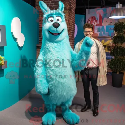 Produktbild von Maskottchenfigur REDBROKOLY eines türkisfarbenen Lamas mit Spielanzug und Krawatte