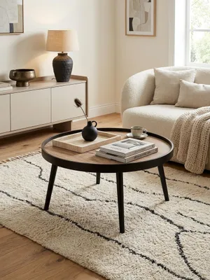 Runder Sofatisch 76x40 cm von oben gezeigt, zentral auf einem marokkanischen Teppich platziert, schafft eine harmonische Wohnlandschaft._#sku_SAFWL6.496#