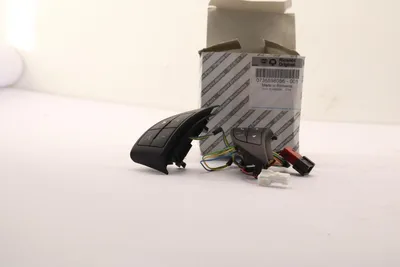 Obrázok produktu pre Originálny ovládač na volante FIAT, číslo dielu 735598056
