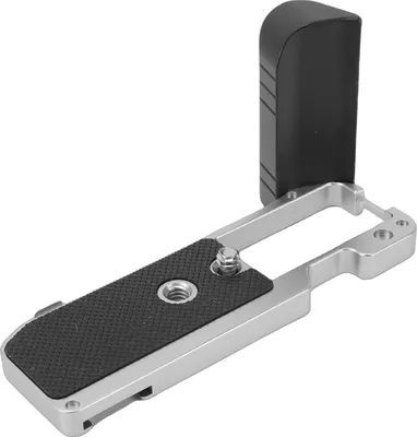 Imagen del producto de Mango ergonómico en forma de L con soporte, compatible con la cámara X-M5, que incluye una placa de liberación rápida integrada. Soporte para mango con almohadilla antideslizante, color plateado
