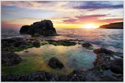 Produktbild von Wallario Wandbild Felsige Küste bei Sonnenuntergang, Größe: 61 x 91,50 cm, Poster mit weißem Aluminiumrahmen