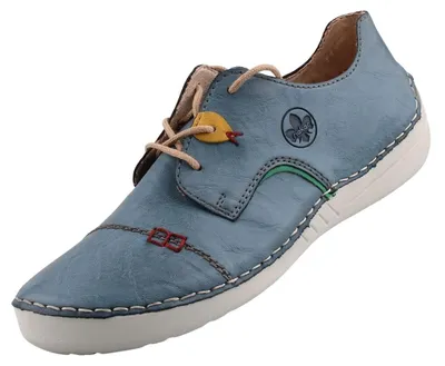 Das Bild zeigt einen flachen blauen Schuh von der Seite. Der Schuh hat eine schlichte Form und eine saubere Verarbeitung.