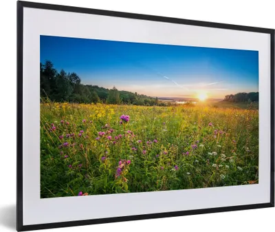 Produktbild von MuchoWow® Gerahmtes Poster Sonne - Gras - Blumen 60x40 cm - Poster mit Schwarzem Bilderrahmen Wandposter Rahmen Foto Bilder - Schlafzimmer - Plakat in Rahmen - Drucken