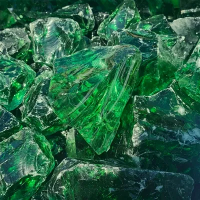Grüne transparente Glasbrocken dicht aneinander liegend im Detail