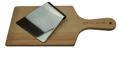Image de Set de ustensiles pour spätzle : planche à spätzle en bois de hêtre massif et râpe à spätzle en acier inoxydable.