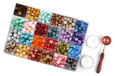 Imagen del producto de Juego de 600 perlas de cera para sellos, con sellos de colores, caja de almacenamiento, 1 cucharilla de madera para fundir la cera y 2 velas blancas para sellar, ideal para tarjetas, sobres, cartas, invitaciones de boda y decoración de embalajes