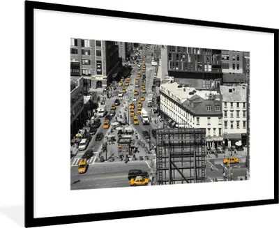 Produktbild von MuchoWow® Gerahmtes Poster Schwarz-Weiß-Luftaufnahme mit gelben Autos im Verkehr 90x60 cm - Poster mit Schwarzem Bilderrahmen Wandposter Rahmen Foto Bilder - Wanddekoration - Fotos