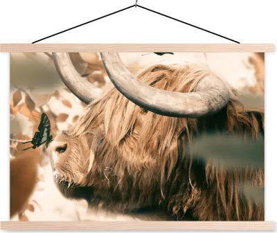 Produktbild von MuchoWow® Textilposter Schottisches Hochlandrind - Schmetterling - Tiere 60x40 cm mit holzfarbenen Rahmen - Bilder