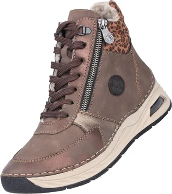 Das Bild zeigt einen braunen Stiefel der von der Innenansicht präsentiert wird. Die Oberfläche des Stiefels wirkt glatt und der Schuh hat eine robuste Sohle.