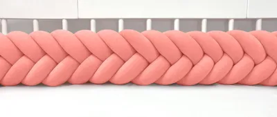 Produktbild von Bettschlange 400 cm Koralle – geflochtene Bettumrandung fürs Babybett, Velours, Modell MAXIBRAID | Letino