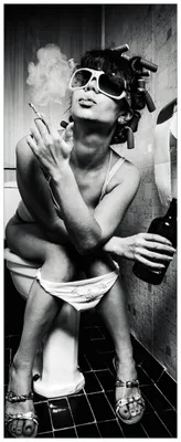Produktbild von Wallario Premium Glasbild, freischwebende Optik, kräftige Farben, Größe 125 x 50 cm Motiv Kloparty - Sexy Frau auf Toilette mit Zigarette und Schnaps