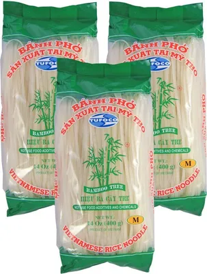 Produktbild von Bamboo Tree Vietnamesische Reisnudeln 3mm (3x 400g) Banh Pho | Bandnudeln
